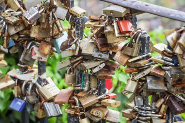 Zagreb, Hırvatistan - 01 Mayıs 2020: Hırvatistan 'ın eski Zagreb kentinin üst sokaklarında bir öpüşme noktasının yanındaki çitteki kilitlerin kapatılması. 