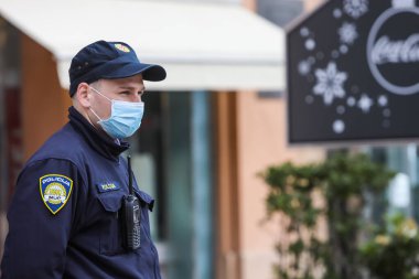 Zagreb, Hırvatistan - 01 Mayıs 2020: Hırvatistan 'ın başkenti Zagreb' de meydana gelen koronavirüs yüzünden polis koruma maskesi takıyor. 