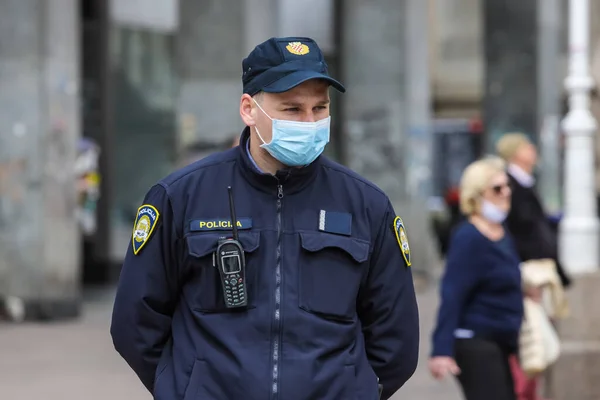 Zagreb Croatie Mai 2020 Policier Porte Masque Protecteur Cause Coronavirus — Photo