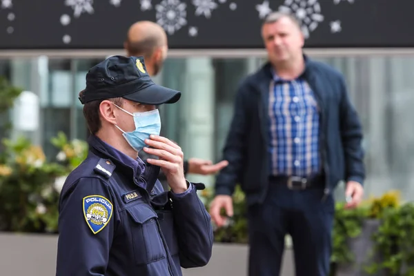 Zagreb Croatie Mai 2020 Policier Porte Masque Protecteur Cause Coronavirus — Photo