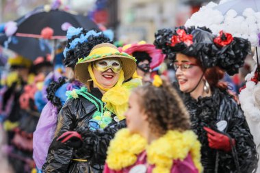 Velika Gorica, Hırvatistan - 22 Şubat 2020: Turopoljski Karnavalı sırasında Velika Gorica ana caddesinde karnaval geçidi gerçekleşti. Doğaçlama giyinmiş kadınlar..