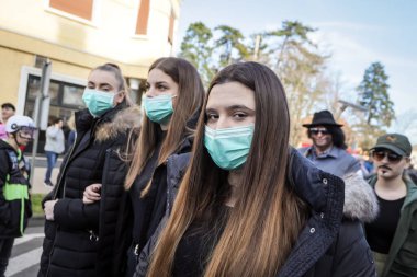 Velika Gorica, Hırvatistan - 22 Şubat 2020: Turopoljski Karnavalı sırasında Velika Gorica ana caddesinde karnaval geçidi gerçekleşti. İnsanlar koronavirüs hakkında giyinmiş..