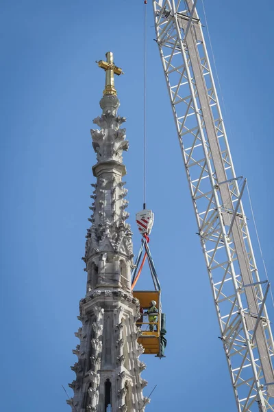 Zagreb Kroatië April 2020 Arbeiders Met Hoge Kranen Bereiden Zich — Stockfoto