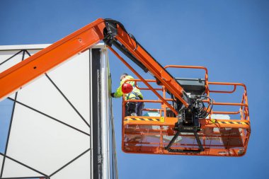 Zagreb, Hırvatistan - 16 Nisan 2020: Hırvatistan 'ın Zagreb kentindeki Medvednica Doğa Parkının tepesine çıkan yeni teleferik için inşa edilen binanın şantiyesinde çalışan işçiler.