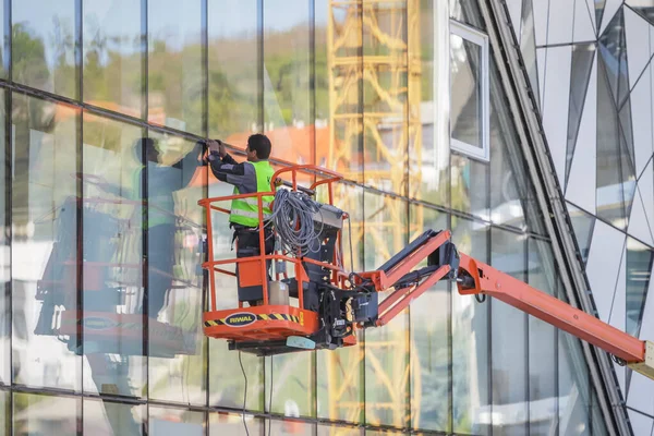 克罗地亚萨格勒布 2020年4月16日 在克罗地亚萨格勒布Medvednica自然公园顶部的缆车新大楼建筑工地工作的工人 — 图库照片