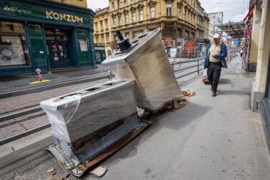 Zagreb, Hırvatistan - 16 Nisan 2020: Bir ay önce Richter ölçeğinde meydana gelen 5,5 şiddetindeki depremde hasar gören ve Zagreb şehir merkezinde toprağa indirilen bacaların yanından geçenler.