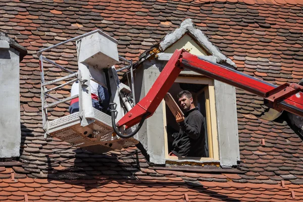 Záhřeb Chorvatsko Dubna 2020 Pracovníci Jeřáby Opravujícími Střechy Které Byly Stock Fotografie