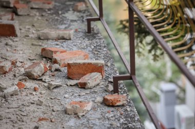 Hırvatistan 'ın Zagreb kentinde bir ay önce meydana gelen Richter ölçeğine göre 5,5 şiddetindeki güçlü deprem sonrasında, evin balkonuna dağılan ve hasar gören tuğlalar