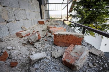 Hırvatistan 'ın Zagreb kentinde bir ay önce meydana gelen Richter ölçeğine göre 5,5 şiddetindeki güçlü deprem sonrasında, evin balkonuna dağılan ve hasar gören tuğlalar