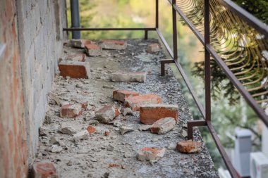Hırvatistan 'ın Zagreb kentinde bir ay önce meydana gelen Richter ölçeğine göre 5,5 şiddetindeki güçlü deprem sonrasında, evin balkonuna dağılan ve hasar gören tuğlalar