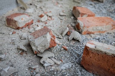 Hırvatistan 'ın Zagreb kentinde bir ay önce meydana gelen Richter ölçeğine göre 5,5 şiddetindeki güçlü deprem sonrasında, evin balkonuna dağılan ve hasar gören tuğlalar