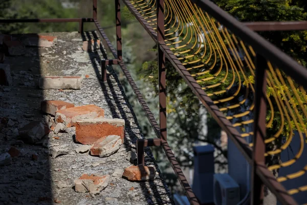 Spridda Och Skadade Tegelstenar Balkongen Huset Efter Kraftig Jordbävning Richterskalan — Stockfoto