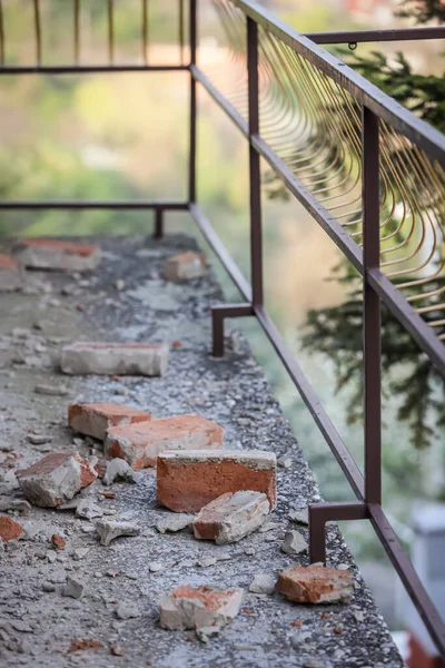 Verspreide Beschadigde Bakstenen Het Balkon Van Het Huis Een Sterke Stockfoto