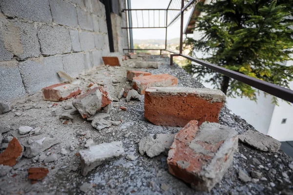Rozrzucone Zniszczone Cegły Balkonie Domu Silnym Trzęsieniu Ziemi Skali Richtera Obrazy Stockowe bez tantiem