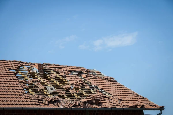 Hırvatistan 'ın Zagreb kentindeki Richter ölçeğine göre 5,5 şiddetindeki şiddetli deprem sonrasında evin çatısı hasar gördü.