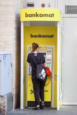 Zagreb, Hırvatistan - 19 Mart 2020: Hırvatistan 'ın başkenti Zagreb' de ATM 'den para alan kadın.