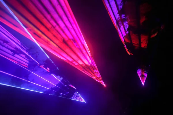 彩色激光和舞台灯隔离在黑色 激光表演 — 图库照片