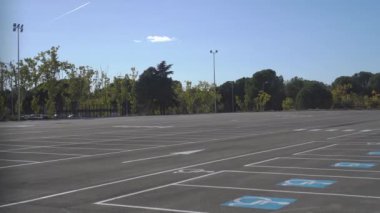 Boş park yerinde düşen bir leaft