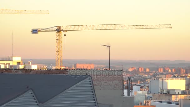 Helikopter Överflygning Stad Solnedgången — Stockvideo