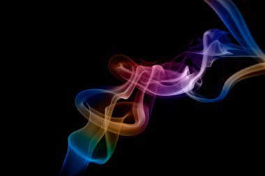 Siyah arkaplanda soyut renkli duman