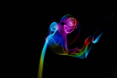 Siyah arkaplanda soyut renkli duman