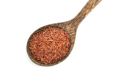 Bir tahta kaşık, beyaz arka plan, kırmızı pirinç pişmemiş