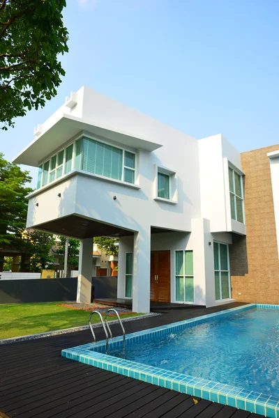 Maison moderne extérieure avec piscine — Photo