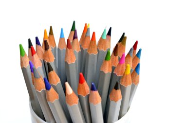 Beyaz arkaplanda renkli kalemler