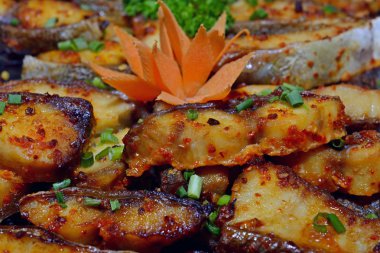 Kızarmış Balık baharatlı sos ile