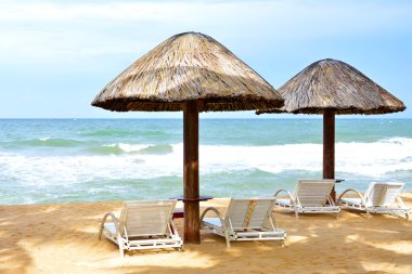 Şemsiye ve yatak sandalye sahilde, Phu Quoc Adası, Vietnam