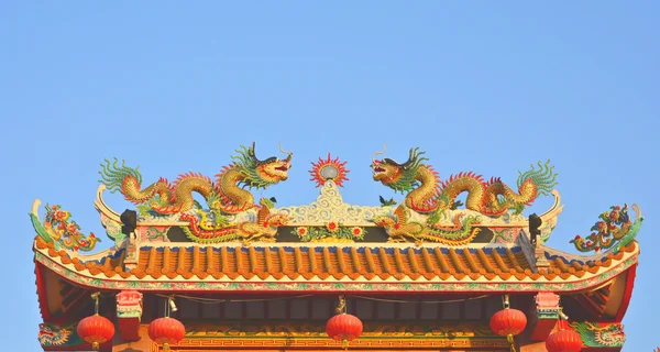 Twin dragons on the Chinese temple roof. — Stock Photo, Image