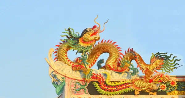 Дракон на крыше китайского храма . — стоковое фото