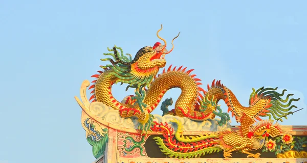 Dragon on the Chinese temple roof. — ストック写真