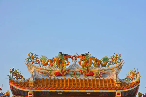 Twin dragons on the Chinese temple roof. — Stock Photo, Image