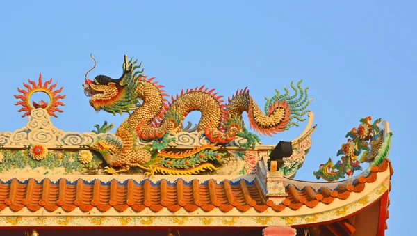 Dragon op het dak van de Chinese tempel. — Stockfoto