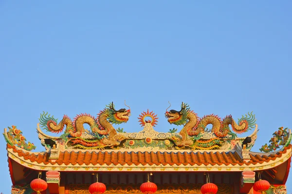 Twin dragons on the Chinese temple roof. — Stock Photo, Image