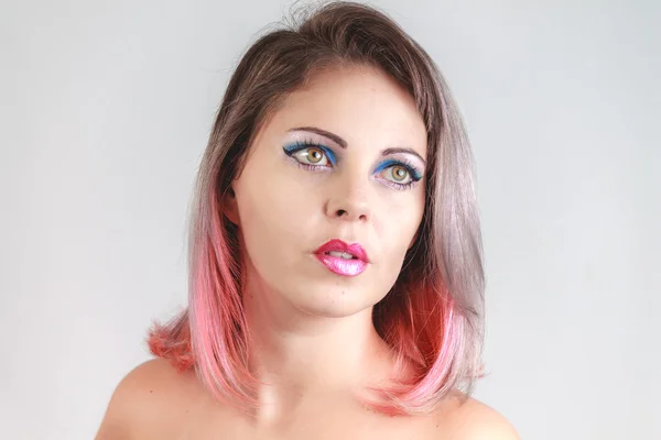 Detailní záběr portrét mladé ženy s růžové ombre vlasy — Stock fotografie