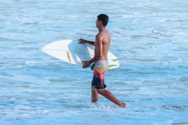 Cabedelo, Paraiba, Brezilya - 18 Eylül 2016 - genç adam dolaşır Intermares Beach