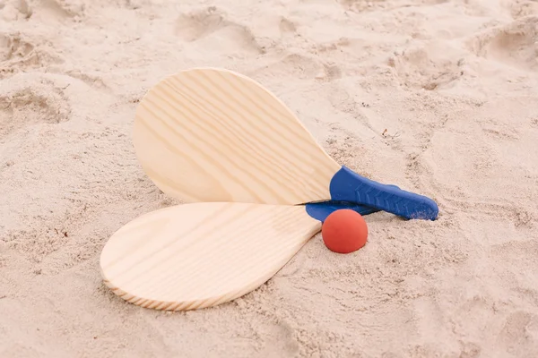 Пляжний теніс, пляжний м'яч, Маткот. Пляжні ракетки і м'яч — стокове фото
