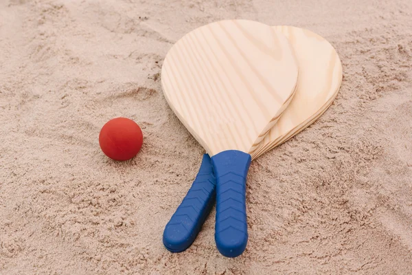 Пляжний теніс, пляжний м'яч, Маткот. Пляжні ракетки і м'яч — стокове фото