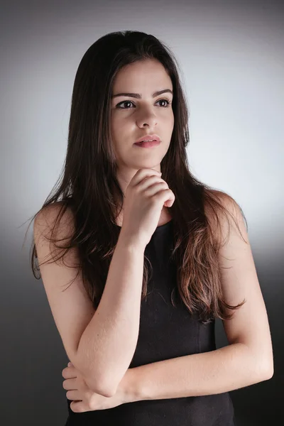 Retrato de una joven empresaria pensando en un fondo gris. i —  Fotos de Stock