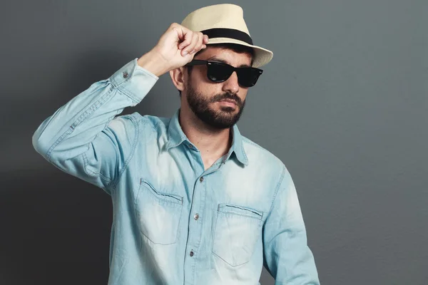 Νέοι hipster γενειοφόρος άνδρας φοράει καπέλο - γκρι φόντο — Φωτογραφία Αρχείου