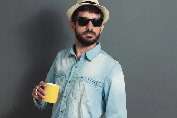 Junger Mann mit Hipster-Bart trägt Hut - grauer Hintergrund — Stockfoto