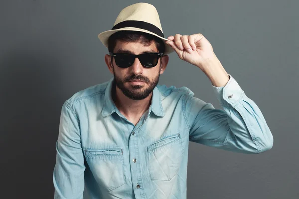 Genç hipster sakallı adam şapka - gri arka plan — Stok fotoğraf
