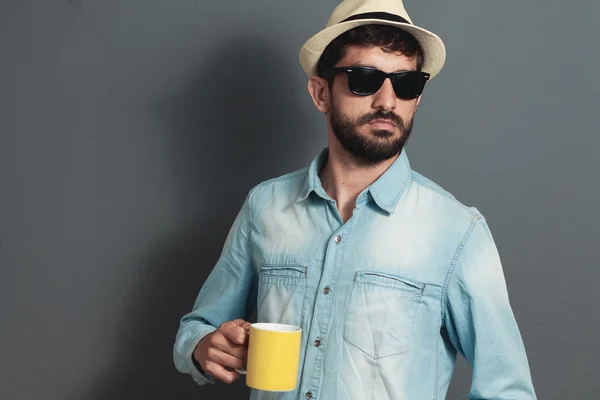 Unga hipster skäggig man bär mössa - grå bakgrund — Stockfoto