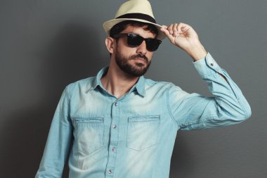 Genç hipster sakallı adam şapka - gri arka plan