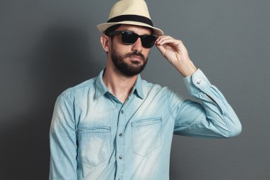 Genç hipster sakallı adam şapka - gri arka plan