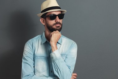 Genç hipster sakallı adam şapka - gri arka plan