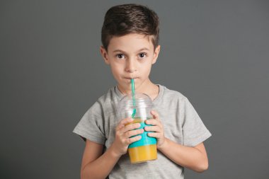 Kamışla taze kola suyu içme küçük komik çocuk