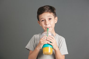 Kamışla taze kola suyu içme küçük komik çocuk